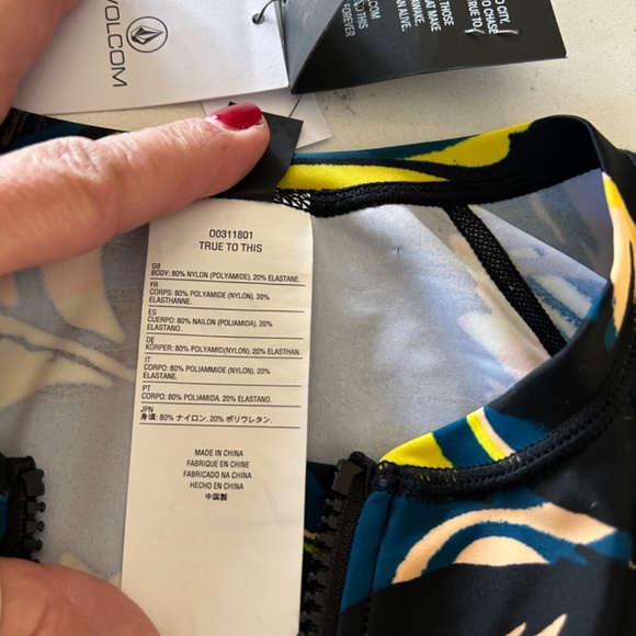 NWT Volcom Women’s Rashguard - Picture 4 of 7